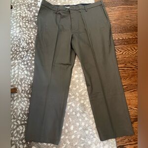 NWT Men’s Dockers Signature Khakis Classic Fit 42W x 30L